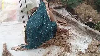 झाड़ू लगा रही हूं