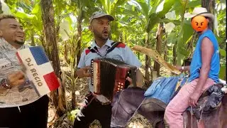 EL GUACHY :   Lo sorprenden tocando  en una finca ajena ( BOBO )😳