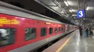 12322 Mumbai - Howrah Mail gushes past Ghatkopar!