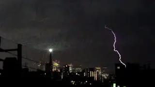 【ゲリラ豪雨後の異変】なぜ夜間にも白色航空障害灯？