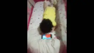 m&iacute;a mirando celular 2021 Junio