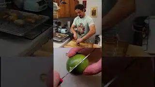 Нарезаем лайм дольками для еды и коктейлей!