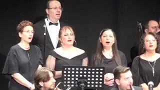 Solistlerden Meral Antik,  Mehmet Yılmaz  Eserleri Okuduktan Sonra Koro Sunumlarına Devam Etti.