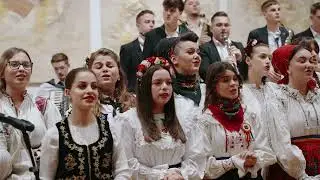 Noi suntem rom&acirc;ni - Ansamblul folcloric al Universității din Oradea, Dirijor  Conf. D.r. Oana Lianu￼