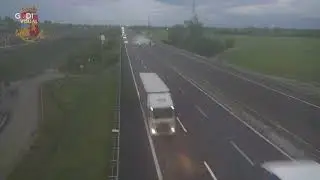 Tragedia sfiorata sull'A1: al Tir scoppia pneumatico, attraversa tre corsie e sfonda carreggiata