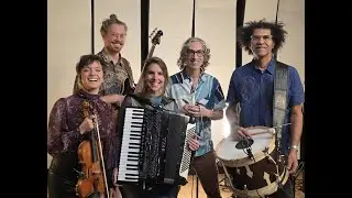 Aux Rayons du Soleil (Aos Raios do Sol) - Marion Sanfoneira & James M&uuml;ller + invit&eacute;s