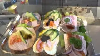 Pyntning og anretning af sm&oslash;rrebr&oslash;d og kager samt br&oslash;d.