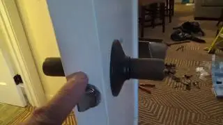 Как установить ручку Schlage Privacy Lever/Заменить лицевую планку защелки с прямоугольной на кру...
