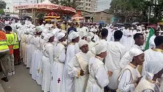 ለኛ ያላረገው ከቶ ምን አለና አፋችን ዝም አይበል እናቅርብ ምስጋና 
