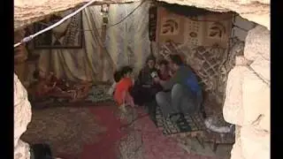 حاتم عيسى /عائلة  تعيش في مغاره منذ 22 عام