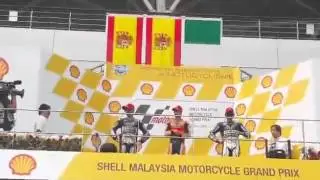 Kelakuan Lorenzo saat Rossi menerima trophy di Sepang Malaysia