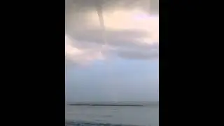 Waterspout in Paphos, Cyprus! / &Sigma;ί&phi;&omega;&nu; &sigma;&tau;&eta; &Pi;ά&phi;&omicron;!