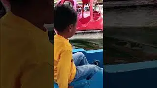 NAIK paddle boat di kolam yg luaaas bgt & di bawahnya banyak ikan besar&sup2;. Daffa mau boatnya yg biru!