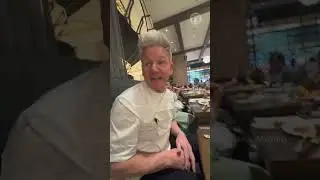 Гордон Рамзи приветствовал гостей за обедом в ресторане Gordon Ramsay Bar & Grill на Филиппинах.