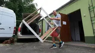 Prosty regał z blatem roboczym do garażu z odpadów płyty meblowej.
