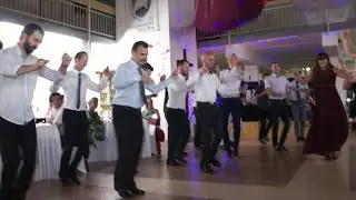 Amikor a n&aacute;szn&eacute;p fele profi t&aacute;ncos - When half of the wedding crowd is a professional dancer