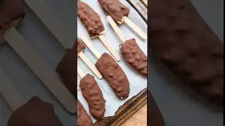 Beat the heat with frozen chocolate peanut butter banana pops! Full recipe - Plantily #veganrecipes
