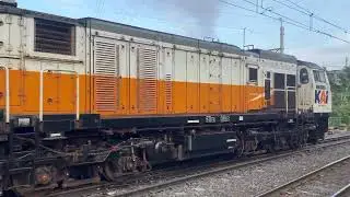 Kedatangan kerata barang panjang sekali di stasiun Pasar Senen 