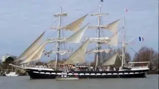 Le BELEM inaugure le pont levant JACQUES CHABAN DELMAS de BORDEAUX