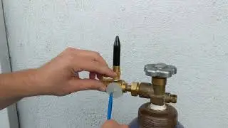 Tie a balloon with a tying disc