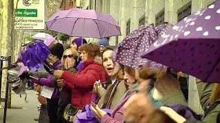 Живая цепь в знак протеста против насилия в отношении женщин