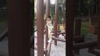 Bermain Halang Rintang di Tebet Eco Park
