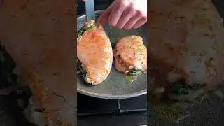 Как приготовить курицу, фаршированную шпинатом и фетой 🐓