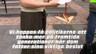 2009 06 02 Klimataktion l&auml;mnar barnteckningar till politiker