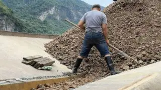 Watch the entire video of cargo ship crew unloading ore in one go.