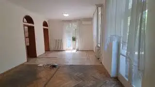 Dunaújváros Belvárosában 130 nm- es lakás eladó!