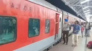 12323 UP HOWRAH BARMER EXPRESS Departing from Howrah with 19 Coaches