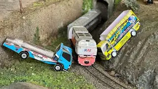 Kereta Api CC206 Eksekutif Anjlok di Depan Terowongan Menabrak Truk Oleng Sampai Tersungkur