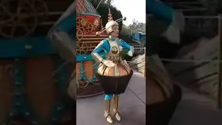 &laquo;Странные кексовые девочки&raquo; в парижском Диснейленде