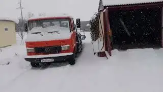 Все замело и заморозило, но мы все равно работаем  деревенский эвакуатор