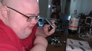 Ройс собирает конструктор Lego &laquo;Темный тысячелетний сокол&raquo;, 9 серия.