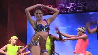 Cristina Felfle bailando durante la Lectura del Bando