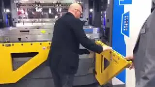 Roemheld demonstrates their Magnetic Clamping System included with Carrying Consoles
