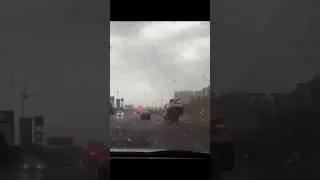 Carro es levantado por un tornado!