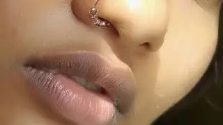 Аника Суредран (Малышка Аника) Вертикальный крупный план
