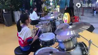 两位小朋友一起在舞台上合作，妞妞唱歌园园打鼓一首teen drum set（笑纳）