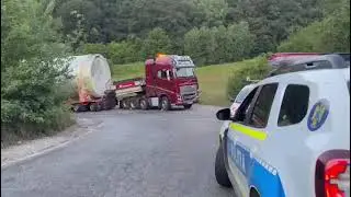 Trafic blocat pe DN 73C, la Tigveni. Un transport agabaritic a cedat in curbă, pe urcare