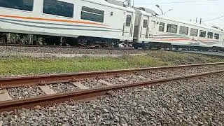 Kereta api lokomotif CC2061365 dan KA 171 Ciremai Lewat di PJL 6 Madukoro raya