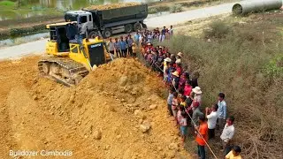 New development projects using powerful bulldozer SHANTUI to push the soil work well working fast