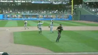 Mets beat Brewers in Milwaukee