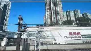 一列東涌綫CAF列車正開往￼大角咀奧運站近奧海城2期商場