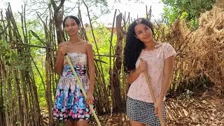 EU E ANGELINA LIMPANDO O QUINTAL DA MINHA CASA 