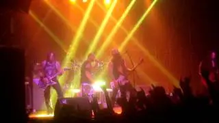 Five Finger Death Punch - Lift Me Up (Live at 