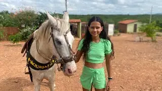 MARIA ARRIANDO O CAVALO PRA ANDAR DEPOIS DE 4 DIAS SEM ANDAR