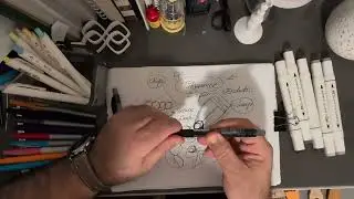 Tükenmez 01- Roller, tükenmez ve keçeli kalemlerle kızlarımın kalemlikleri inceleniyor.