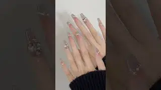 『Press-on nails』Gray with Rhinestones Sparkling Style gray nail base with rhinestones creates.